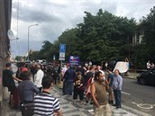 Na petiní demonstraci proti Klinice se selo asi deset píznivc SPD, kteí se...