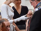 Angelinu zaujaly zlaté insignie velmistra ádu, vévody z Kentu.