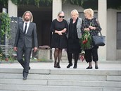 Petr Polák na pohbu maminky své bývalé eny Báry Basikové.