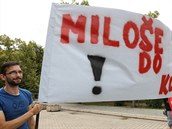 Odprce s transparentem Miloe do koe Zeman oznail za devianta.