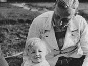 Malý Klaus Heydrich s otcem.