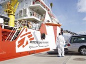 Jedna z lodí, na nich Lékai bez hranic pomáhají migrantm dostat se do Evropy.