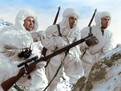 Trojice sovětských sniperů. Vlevo je Vasilij Zajtsev, legendární ostřelovač,...