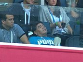 V jednu chvíli Diego vypadal, e zápas proívá nejvíce ze vech na stadionu....