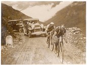 Cyklisté zdolávají Pyreneje v roce 1930.