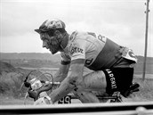 Zranný závodník Joseph Thomin bhem Tour v roce 1962. V závodu mu nebrání ani...
