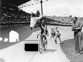 Cyklista Jean Robic vyhrál Tour v roce 1947.