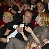 Dánský herec Niclas Bendixen se seznamuje s Aňou Geislerovou, zatímco jeho žena...