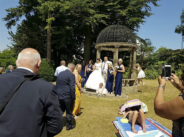 Rodina z britského Torquay má svatební fotku za vechny prachy!