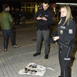 Policist zajistili roztrhan triko, kter leelo na zemi.