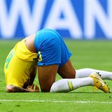 Neymar se opět celý zápas povaloval po zemi.