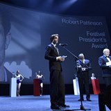 Pattinson ve svém projevu poděkoval Jiřímu Bartoškovi.