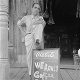 Majitel malho obchdku s potravinami v Louisian v roce 1938.