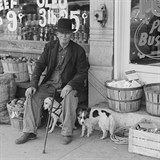 Mu se svmi psy ped obchdkem v Illinois roku 1940.