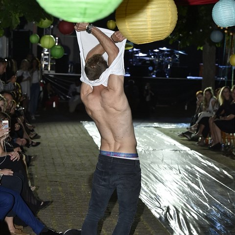 Daniel Kol na mdn show Debbie Brown.