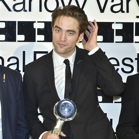 Robert Pattinson pzuje novinm se svoj cenou.