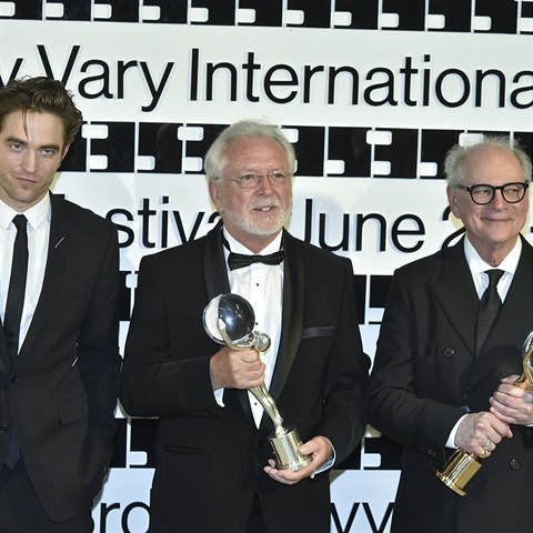 Karlovarští laureáti Robert Pattinson, Jaromír Hanzlík a Barry Levinson.