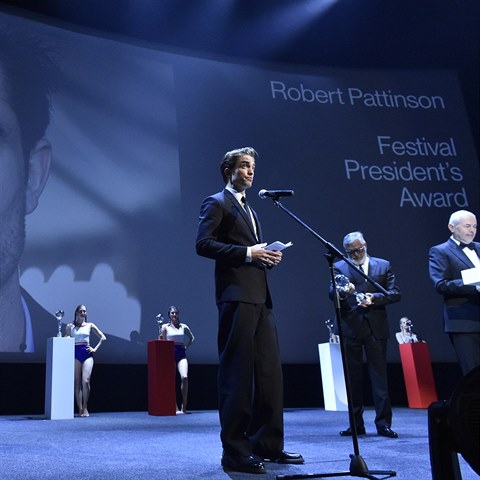 Robert Pattinson bhem zvrenho ceremonilu spolu s editelem karlovarskho...