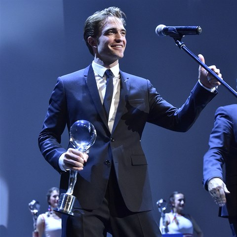 Britsk� herec Robert Pattinson p�evzal Cenu prezidenta MFF KV.