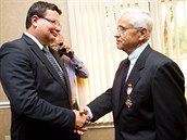 V roce 2011 byl Josef Maín vyznamenán tehdejím ministrem obrany Alexandrem...