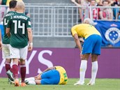 Brazilec Neymar velkou ást zápas proleí na zemi.