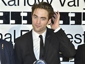 Robert Pattinson pózuje novinám se svojí cenou.