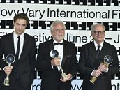 Karlovartí laureáti Robert Pattinson, Jaromír Hanzlík a Barry Levinson.