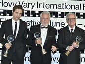 Pattinson, Hanzlík a Levinson pózují se svými cenami.