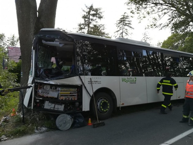 U Hraniných Petrovic narazil autobus do stromu, k nehod vzlétly dva vrtulníky...