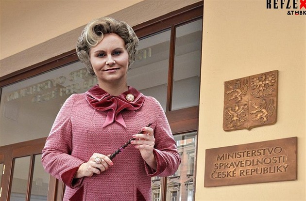 Taána Malá jako námstkyn ministra kouzel Dolores Jane Umbridge