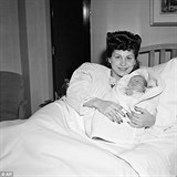 Nancy Sinatra s novorozenm Frankem v roce 1944.