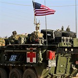 Obrněný lékařský vůz americké armády poblíž města Manbiju.