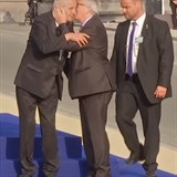 Junkerovu líbačku se Zemanem znepokojeně sledoval bodyguard českého prezidenta.