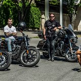 Uka kru s muzikanty na Harley-Davidson