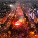 Na vyhlášeném Champs-Élysées to žilo celou noc.
