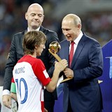Luka Modrič přebírá od Vladimira Putina ocenění pro nejlepšího hráče turnaje.