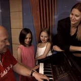 Ivana Gottová ve studiu Michala Davida natáčí s dcerami píseň pro manžela.