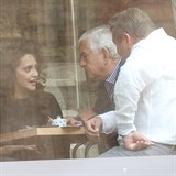 Lucie Bílá na kávě s Miroslavem Donutilem a jeho kamarádem