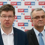 Co se uprchlíků týče, nejsou Miroslav Kalousek a předseda TOP 09 Jiří Pospíšil...