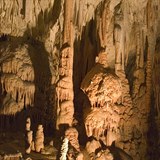 Jeskyn Postojna je nejznmj ve Slovinsku. Krom asnch krasovch jev v...