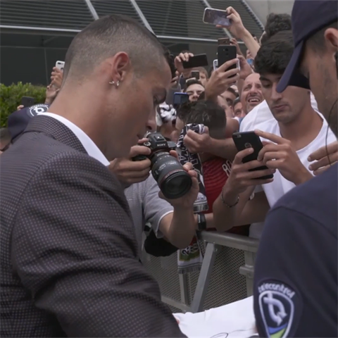 Ronaldo si potkal s fanouky Juventusu.