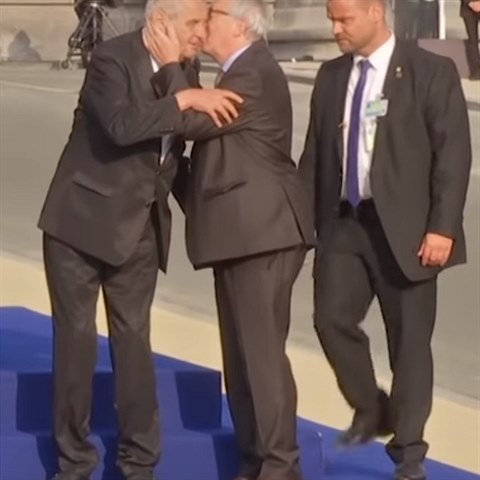 Junkerovu lbaku se Zemanem znepokojen sledoval bodyguard eskho prezidenta.