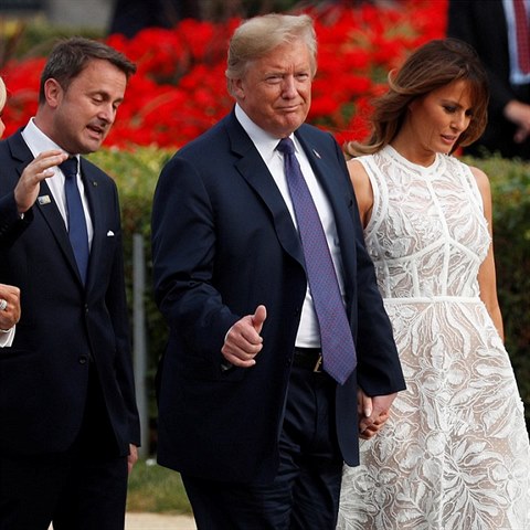Donald Trump s manelkou Melani na summitu NATO.