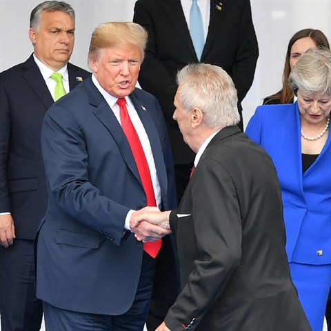 Donald Trump si potsl rukou i s eskm prezidentem Miloem Zemanem.