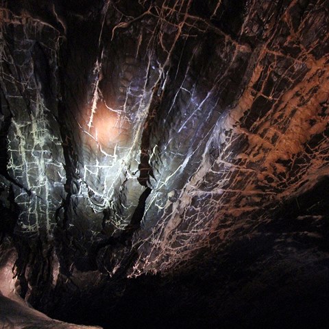 Dvojici speleolog v jeskyni uvznil prudk d隝.