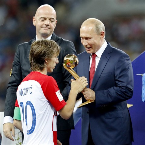 Luka Modri pebr od Vladimira Putina ocenn pro nejlepho hre turnaje.