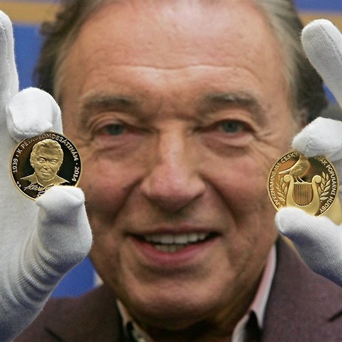 K 75. narozeninm dostal Karel Gott tak svoje mince.