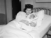 Nancy Sinatra s novorozeným Frankem v roce 1944.