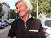 Podle youtuber je bezdomovec Fanda sluný chlap a peníze si zaslouí.
