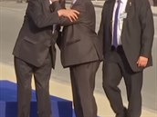 Junkerovu líbaku se Zemanem znepokojen sledoval bodyguard eského prezidenta.